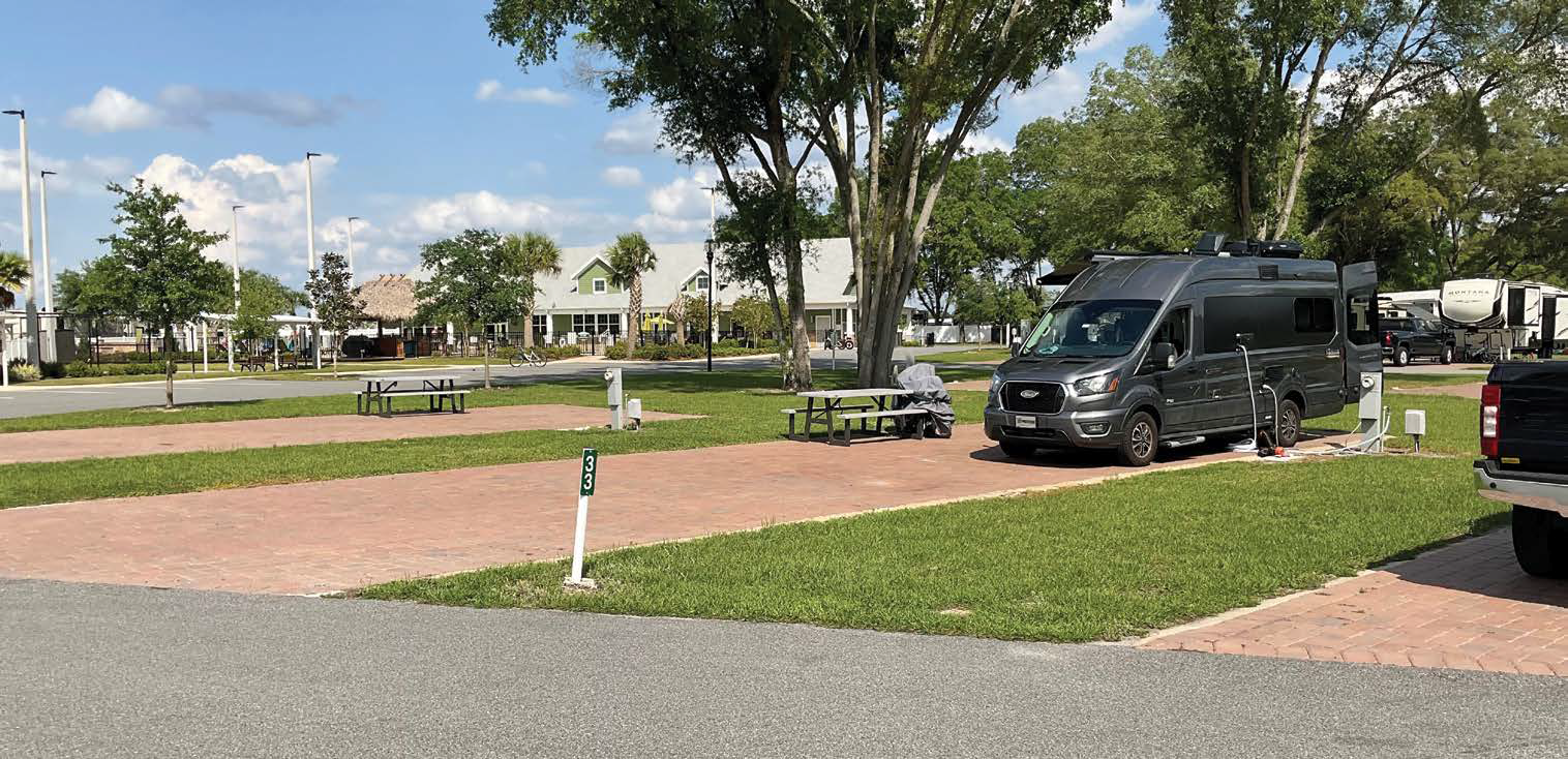 Les emplacements du Sunkissed Village sont immenses et distancés les uns des autres. - Magazine Camper