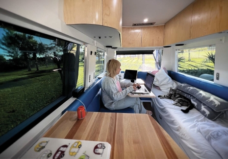 La réalisatrice Janie Gaumond-Brunet est devenue une nomade numérique. Grâce à une connexion StarLink et un ordinateur, son autocaravane devient son bureau. - Magazine Camper