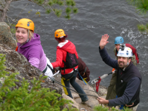 Sur la via ferrata du parc aventure Cap-Jaseux. - Magazine Camper