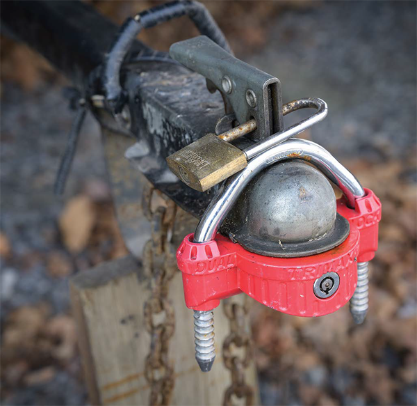 En plus du cadenas traditionnel sur la goupille, un cadenas spécialisé qui bloque complètement l'espace pour insérer la boule est plus sécuritaire. - Magazine Camper