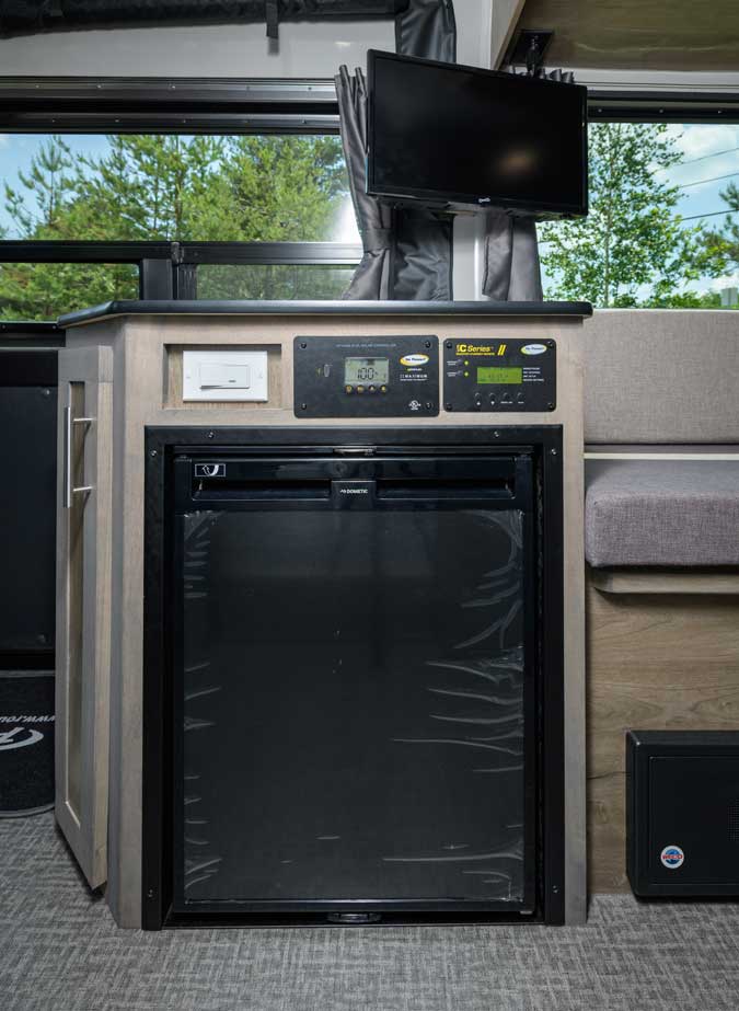 Remarquez le petit téléviseur ! - Magazine Camper