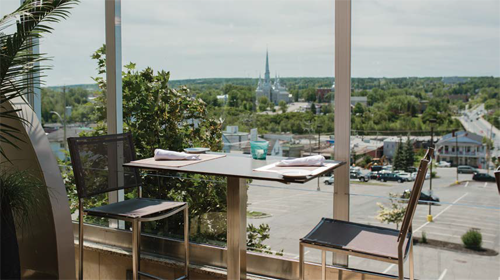 L'une des tables sur la terrasse de l'hôtel Georgesville. - Magazine Camper