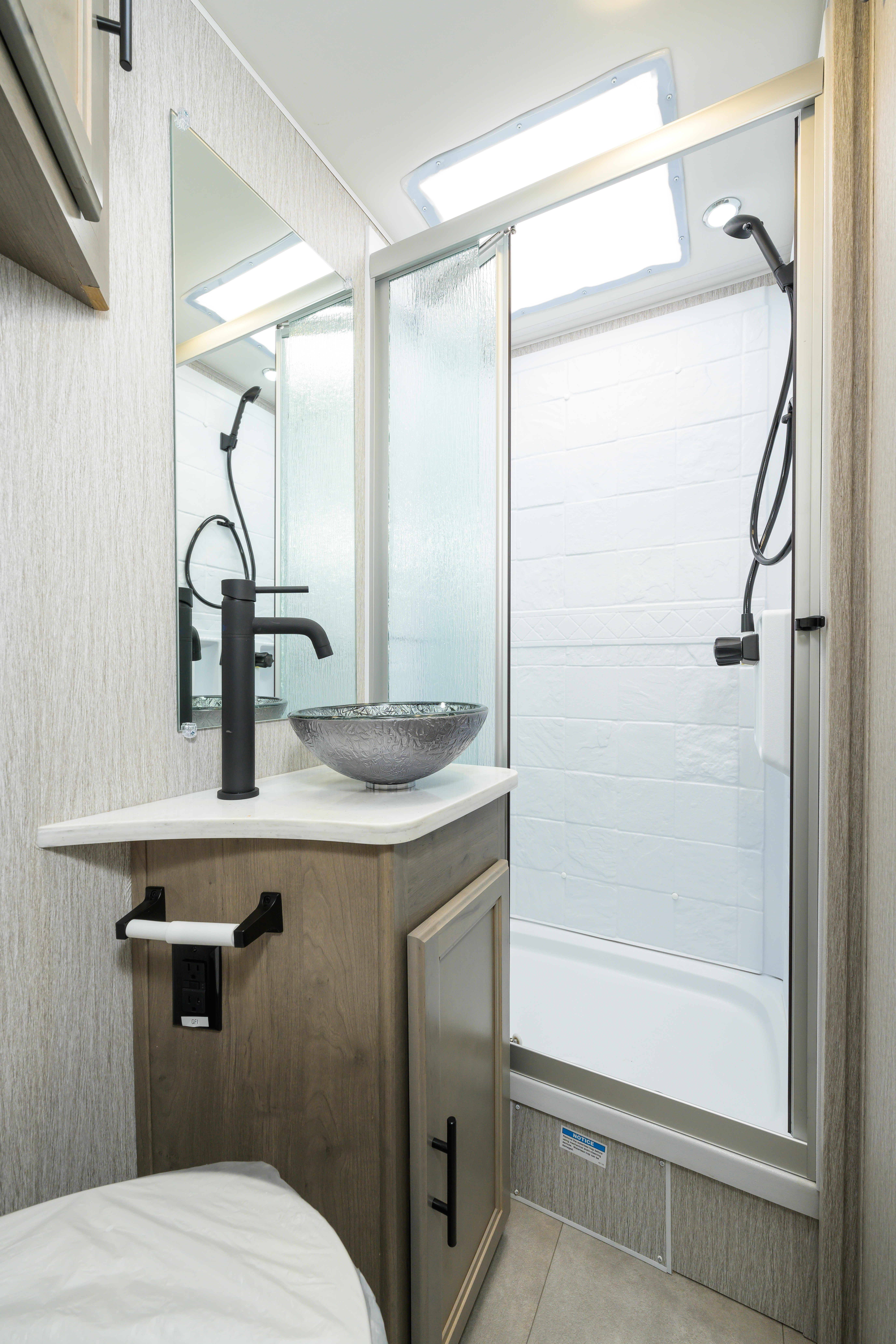 Des armoires offrent de l’espace de rangement dans cette petite pièce. - Magazine Camper