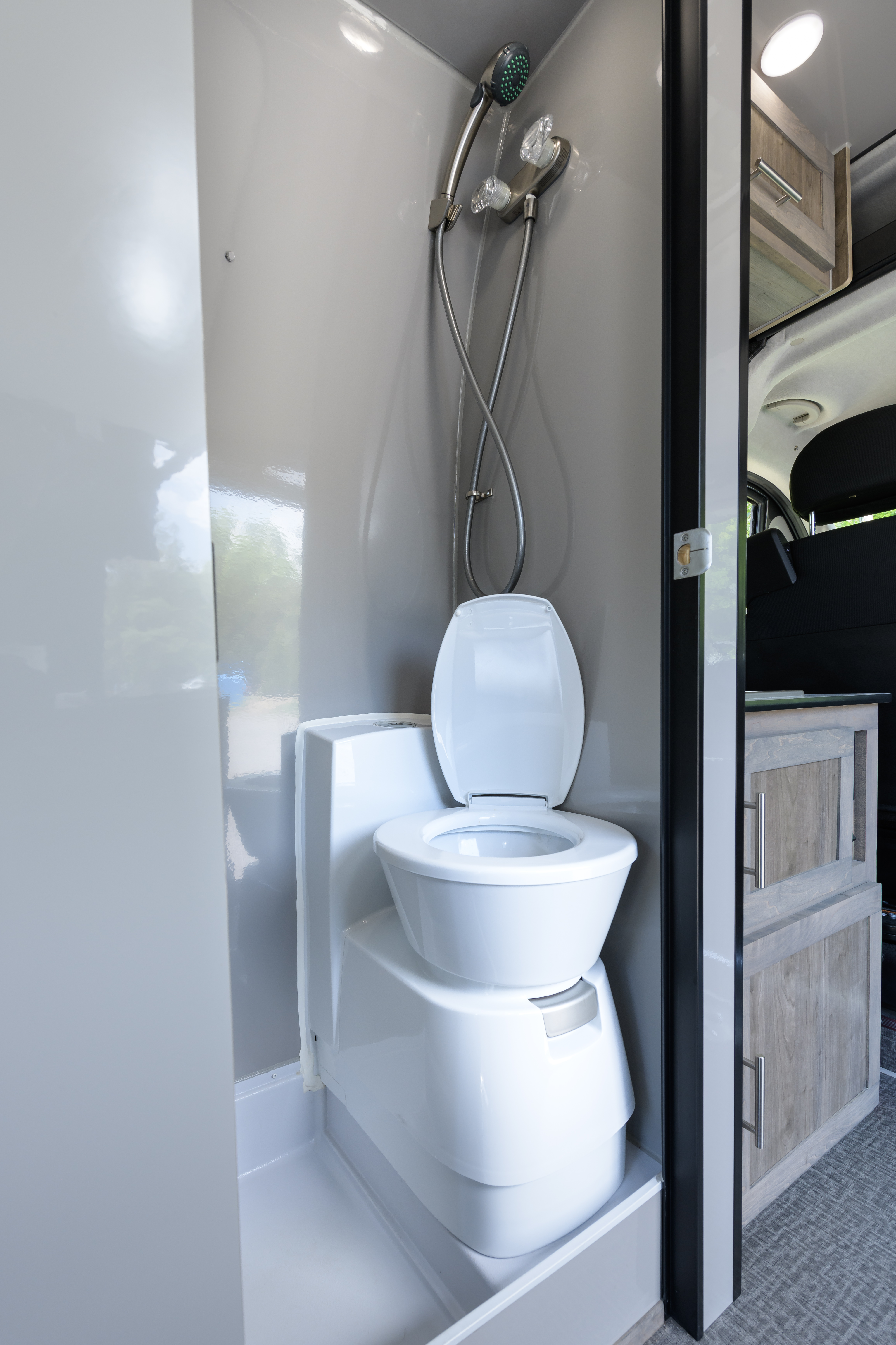 Oui, ce petit VR compte une salle de bain fermée. - Magazine Camper