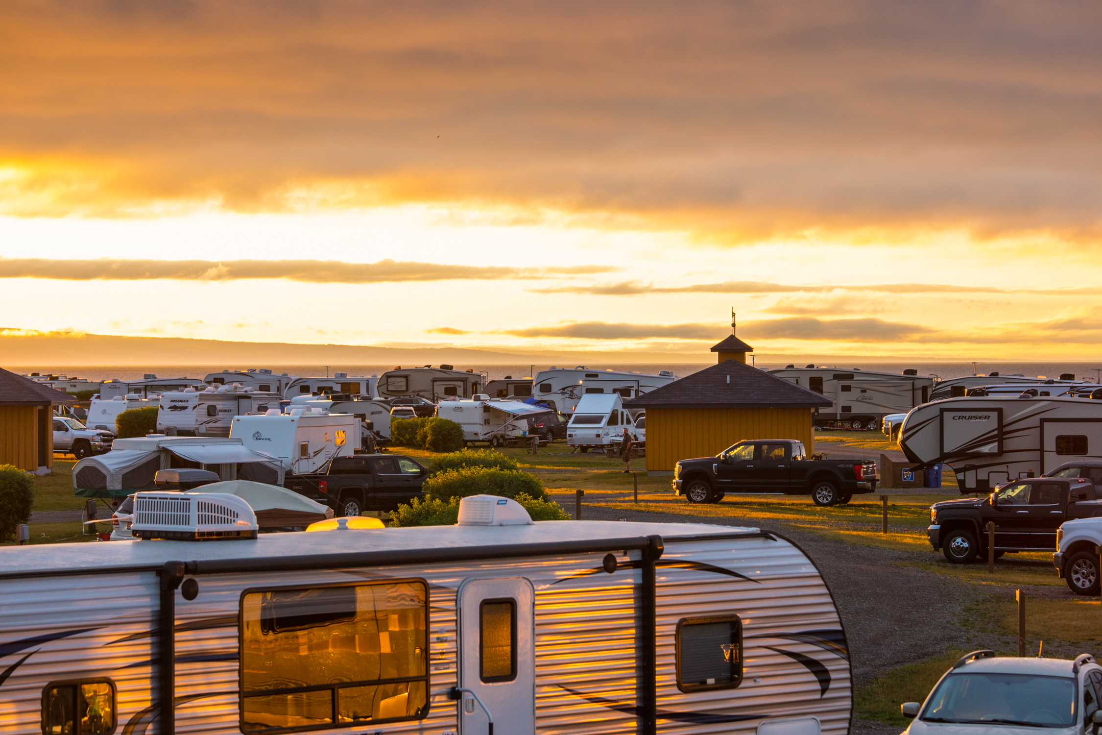 Les couchers de soleil au camping de Carleton-sur-Mer sont magnifiques soir après soir. - Magazine Camper