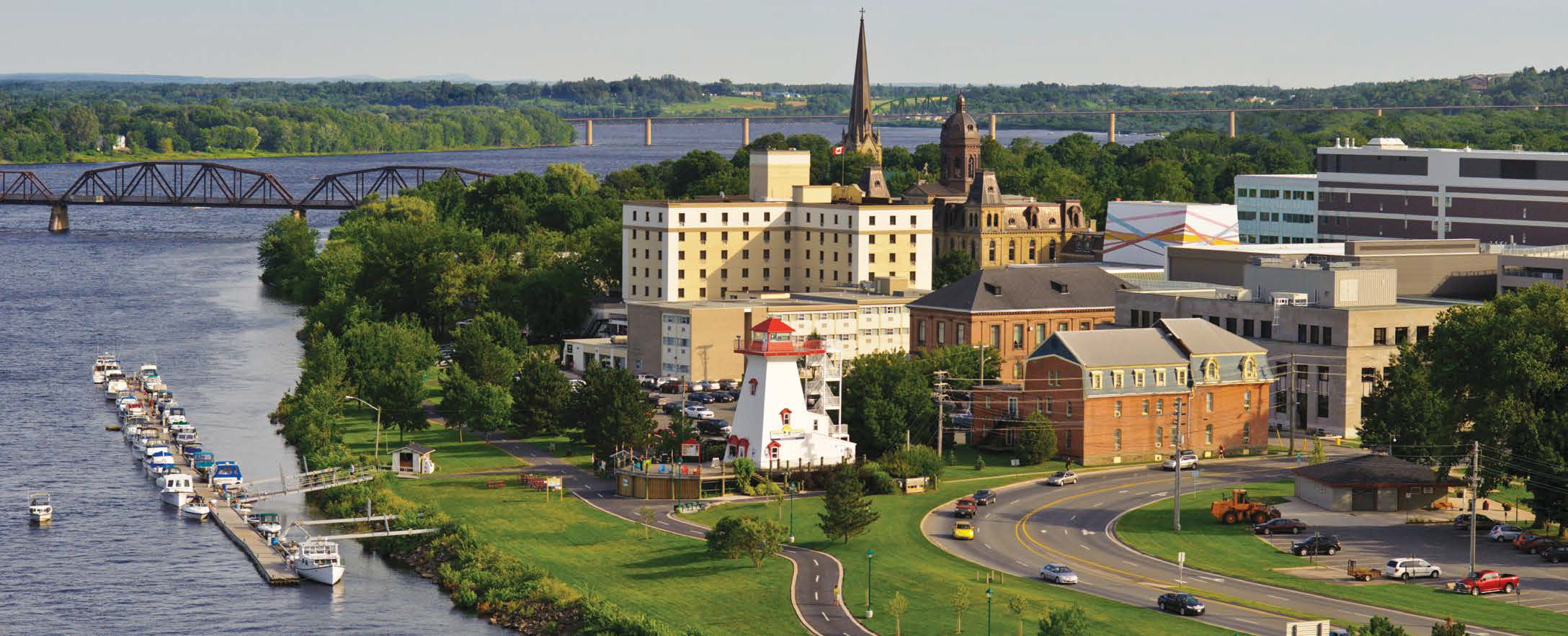 Le coeur historique de Fredericton, ceinturé par un écrin d’eau et de verdure. - Magazine Camper