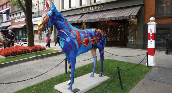 L’une des multiples sculptures en fibre de verre à l’effigie d’un cheval que l’on trouve au centre-ville de Saratoga - Magazine Camper