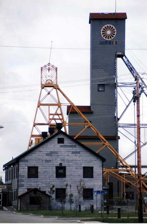 Le chevalement de la mine Lamaque - Magazine Camper