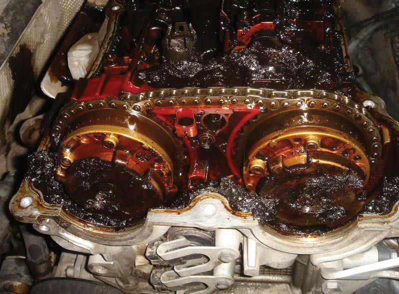 Une vidange d’huile peu fréquente peut entrainer une accumulation de cambouis. - Magazine Camper