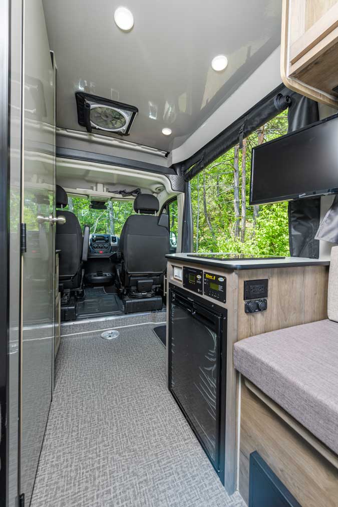 La présence de nombreuses fenêtres offre une belle luminosité. - Magazine Camper