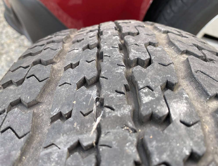 Pneu identique, mais dont la semelle est déformée ce qui laisse présager une défaillance prochaine de la ceinture du pneu - Magazine Camper