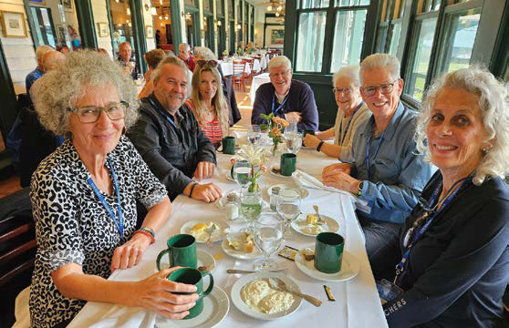 La formule circuit-caravane offre divers types d’activités de groupe, tels des rencontres de planification et des soupers pour faire connaissance. - Magazine Camper