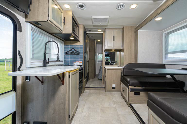 Remarquez la rallonge escamotable du comptoir, à gauche. - Magazine Camper