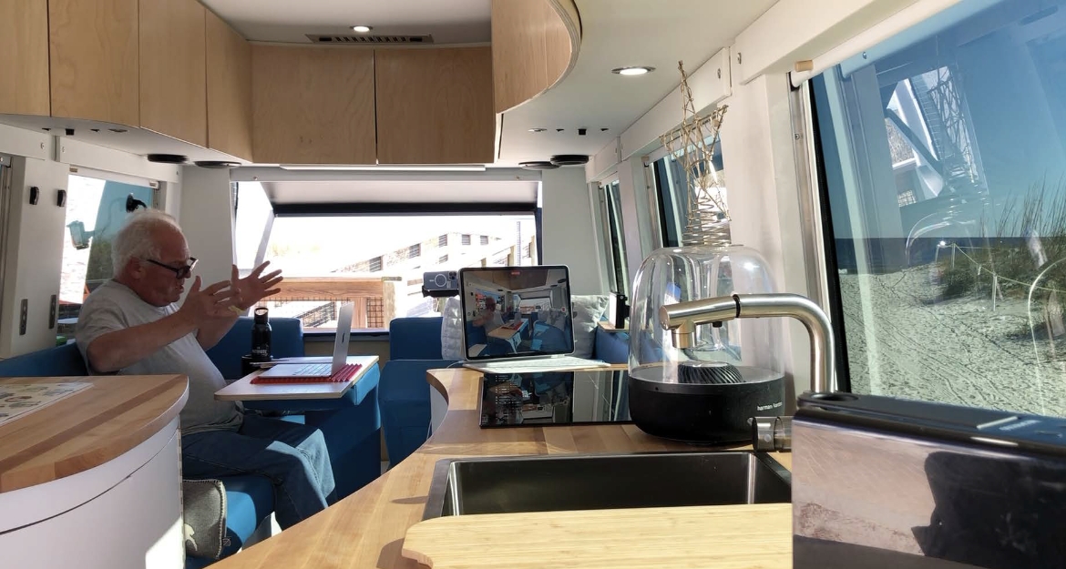 Luc Senay en répétition par visioconférence avec Maude Guérin pour la pièce Le Loup. - Magazine Camper