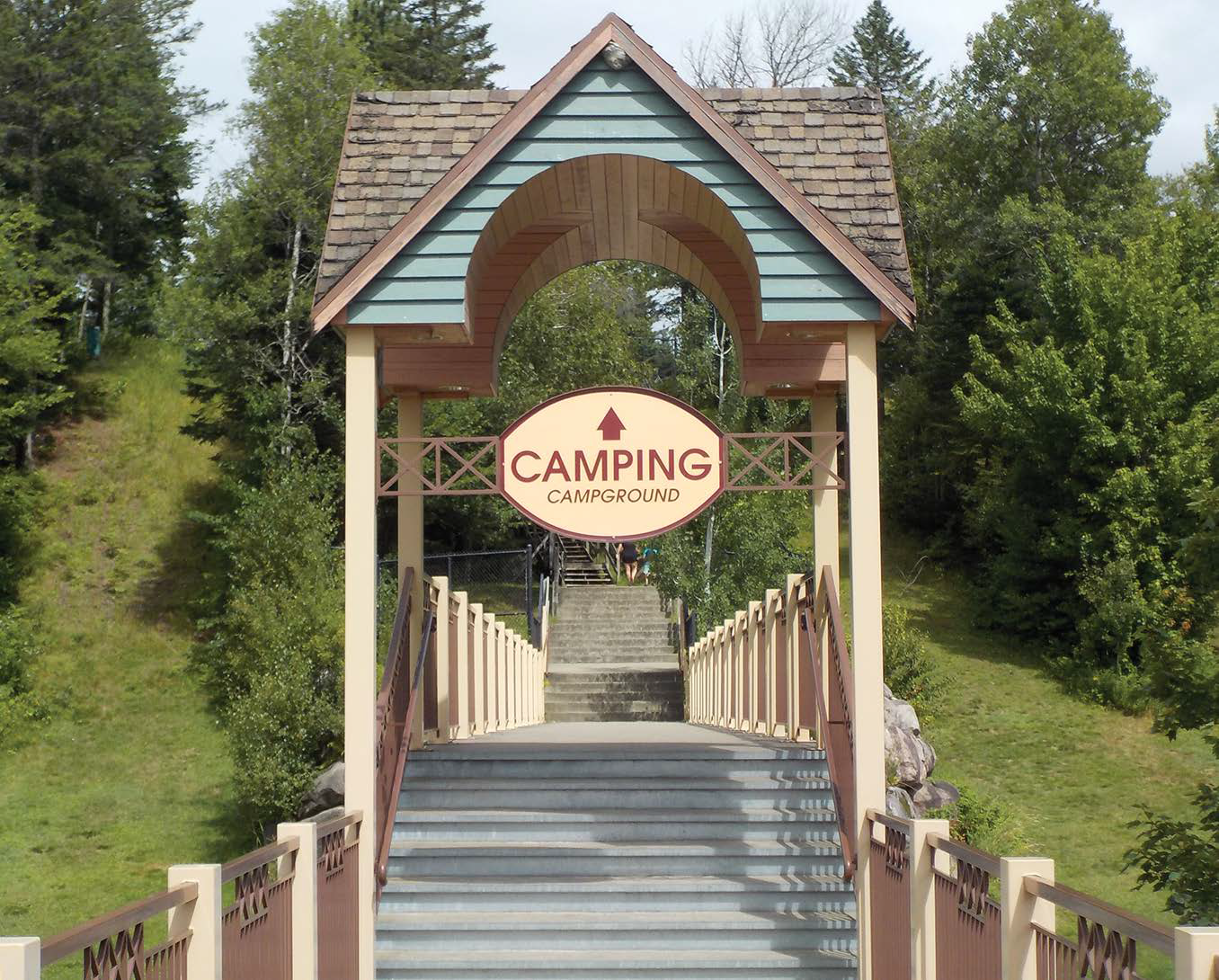 L'accès au camping à partir du parc aquatique - Magazine Camper