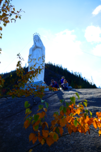 Le sentier de la statue conduit à la vierge - Magazine Camper