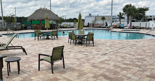 Une grande piscine, un bain à remous et de nombreuses chaises invitent à la détente. - Magazine Camper