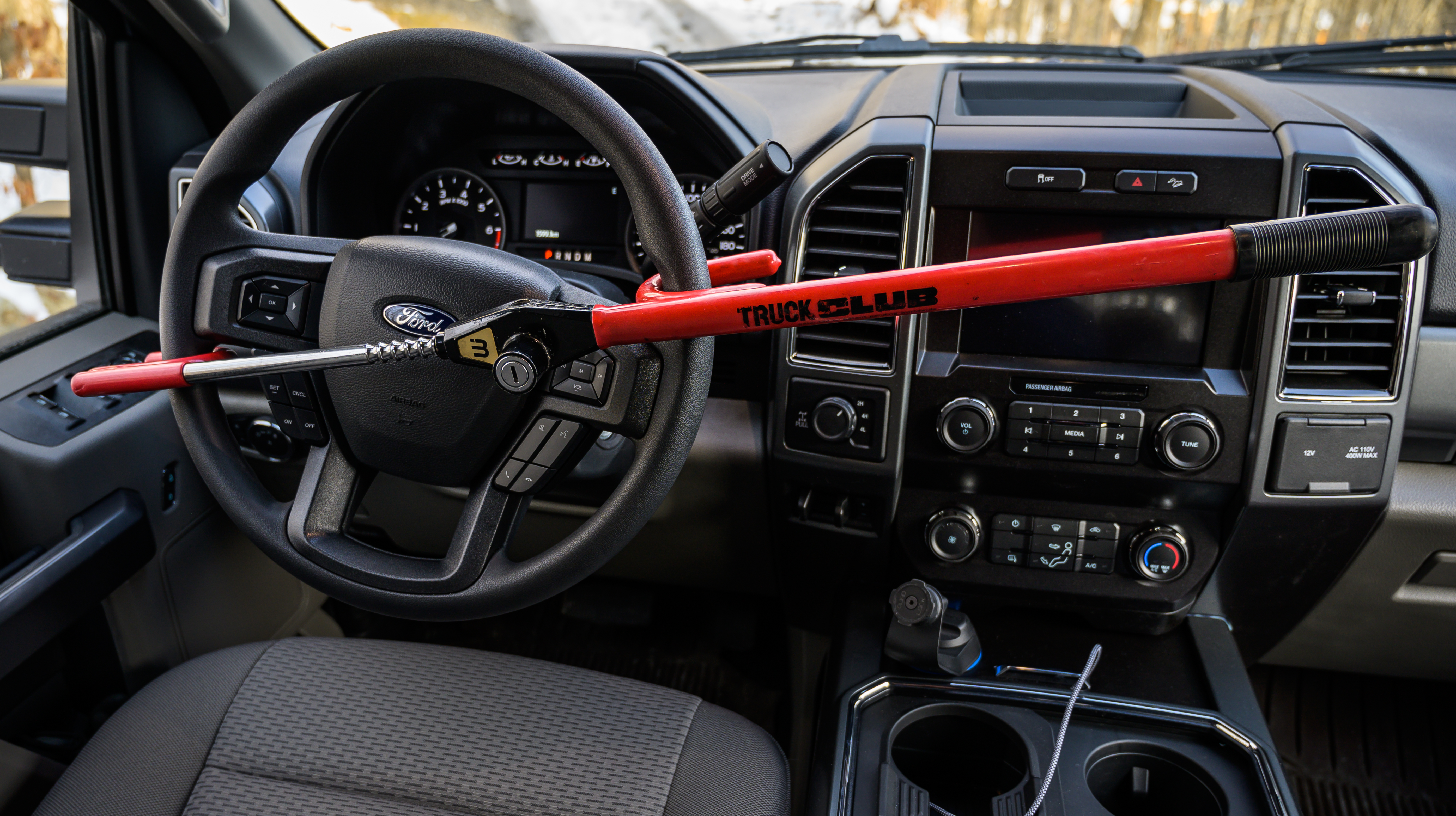 La traditionnelle barre de volant est tout à la fois un élément visuel dissuasif et un obstacle de plus au voleur potentiel. - Magazine Camper