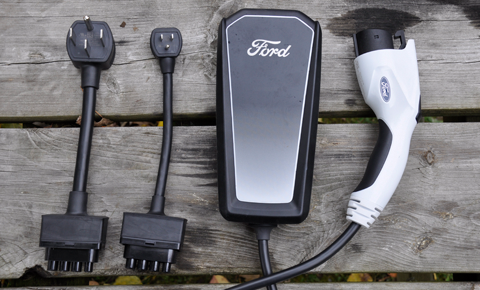 Un ensemble de fiches différentes permet de se brancher tant à une prise électrique résidentielle qu’à une borne de recharge rapide. - Magazine Camper