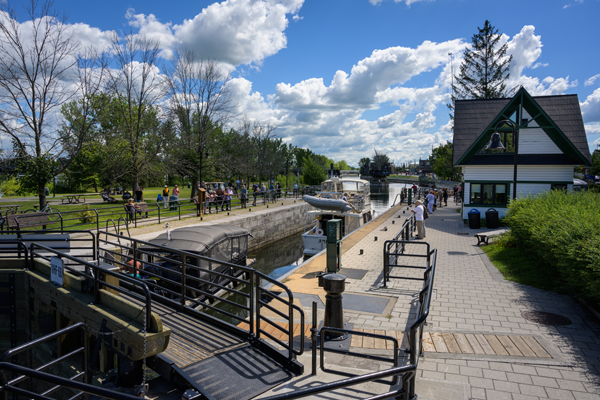 Parc des Éclusiers, Saint-Jean-sur-Richelieu: on peut s'amuser à observer le travail incessant des écluses. - Magazine Camper