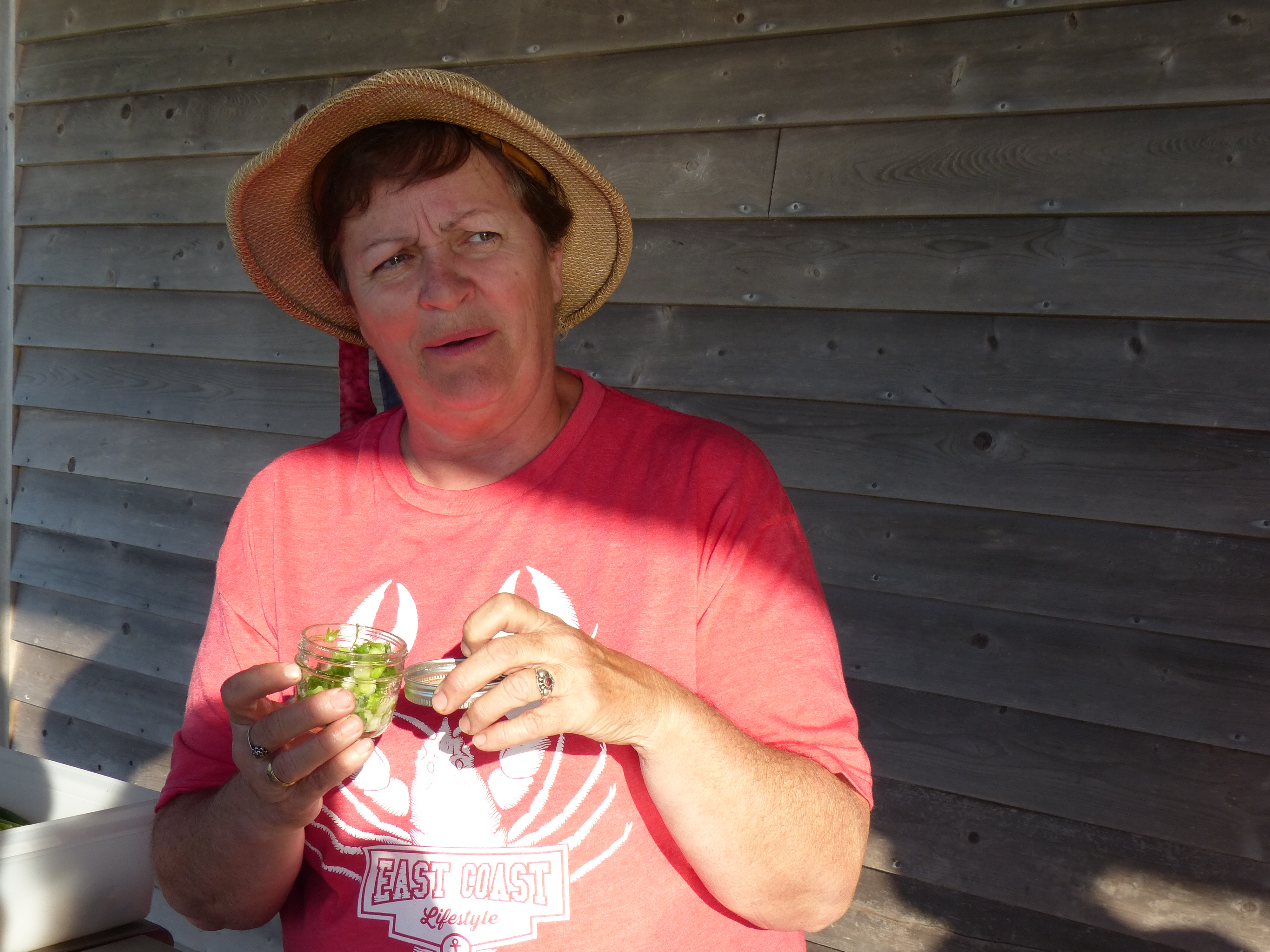 Amélia Ouellet prépare des herbes salées. - Magazine Camper