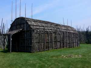 Une maison longue dans la tradition iroquoienne - Magazine Camper