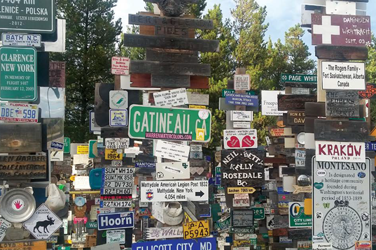 La Sign Post Forest à Watson Lake compte 90 000 panneaux de toutes sortes sur un peu plus de deux hectares. - Magazine Camper