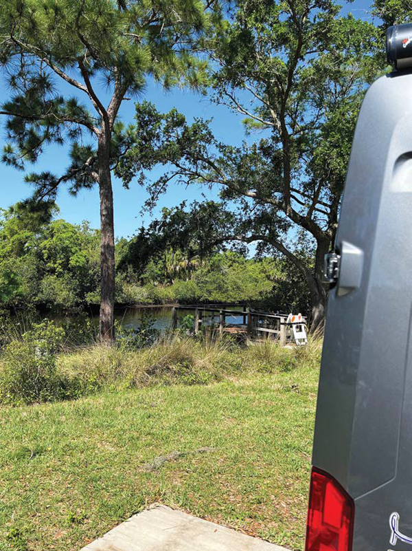 L’arrière de l’emplacement qui nous avait été assigné à notre arrivée donnait directement sur un bayou navigable. - Magazine Camper