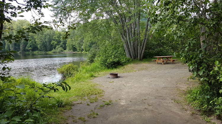 Si le camping compte près de 250 emplacements, on ne le sent pratiquement pas aux abords de la rivière. - Magazine Camper