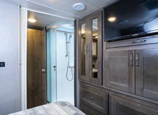 Le lit vient s’appuyer dans les armoires, en face. - Magazine Camper