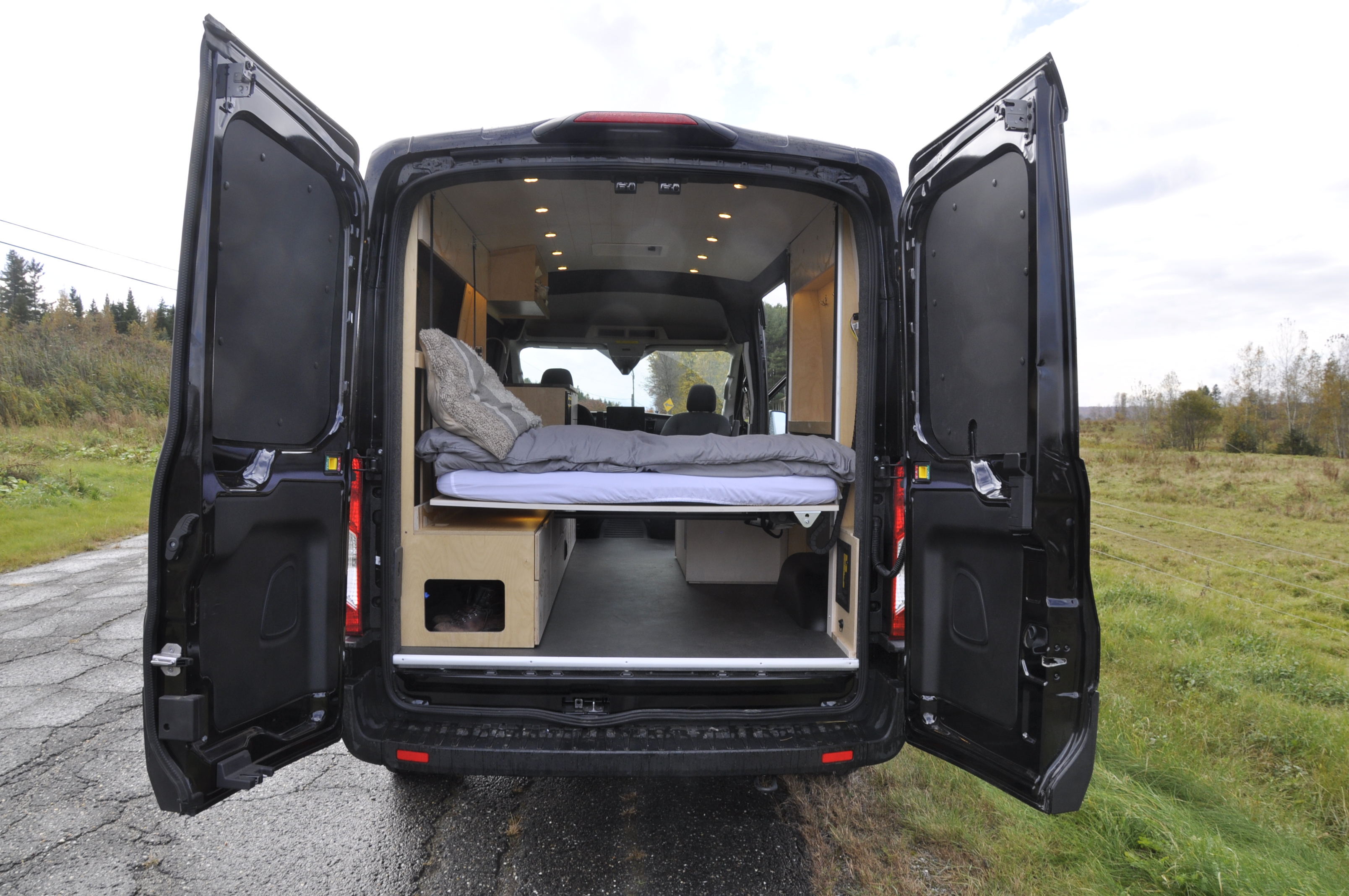 Installé par Easyvans, le lite à deux places monte et descend grâce à un entrainement motorisé. - Magazine Camper