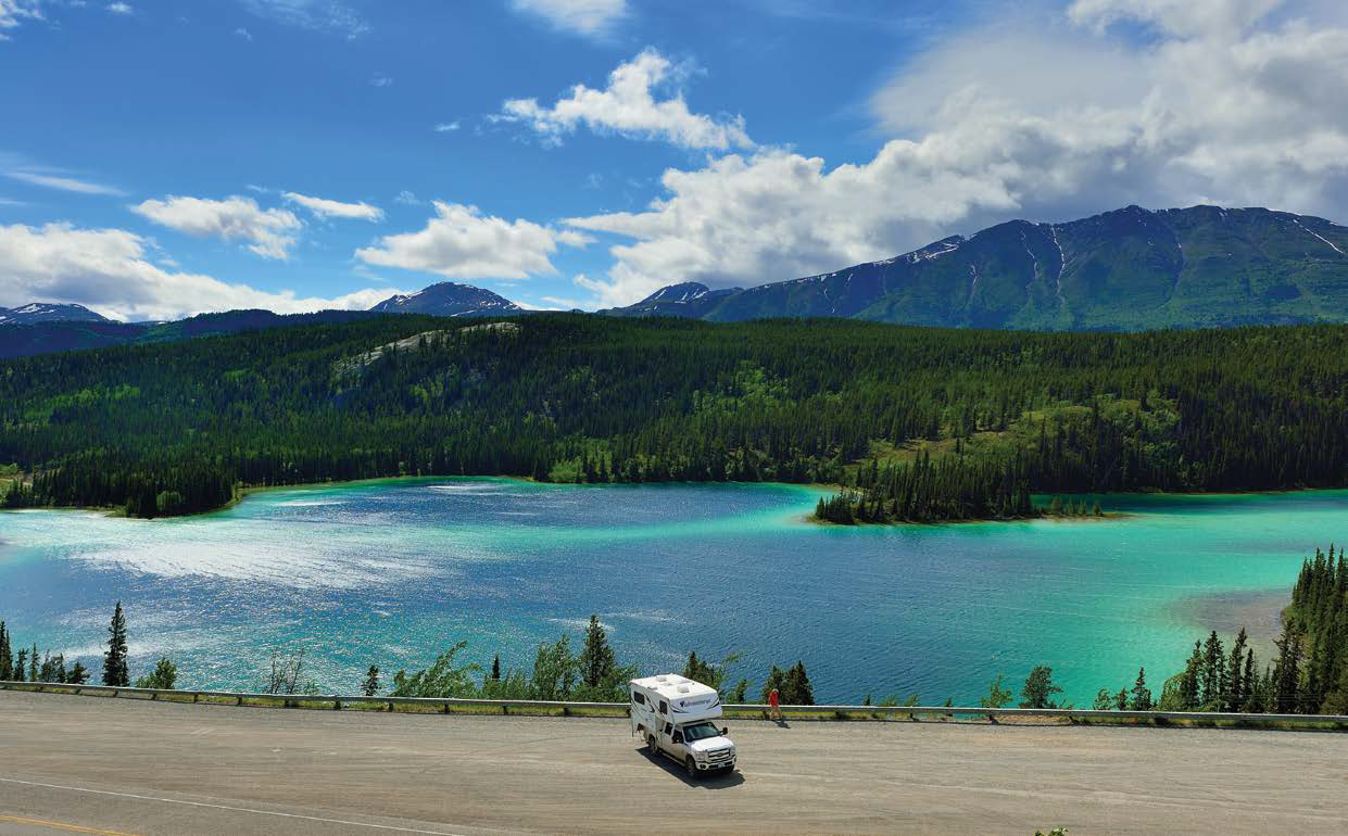 Le lac Émeraude possède des eaux turquoise qui miroitent au soleil. - Magazine Camper