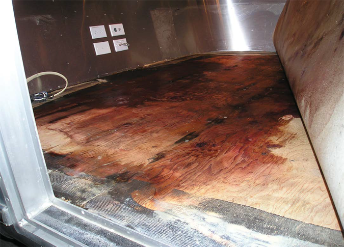 Notre journaliste a lui-même fait face à un problème d’infiltration dans sa caravane, il y a quelques années. - Magazine Camper