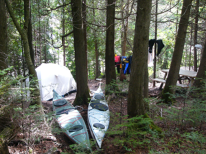 Le camping rustique est très apprécié des kayakistes. - Magazine Camper