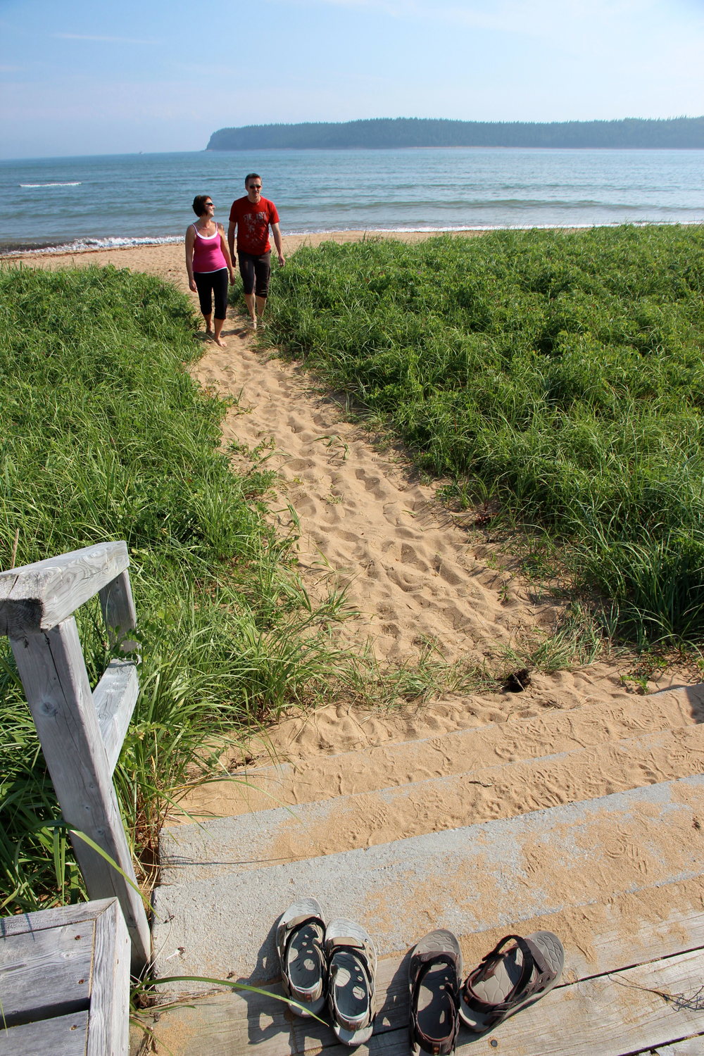 Un sentier donnant accès à la plage, à Havre-Saint-Pierre. - Magazine Camper