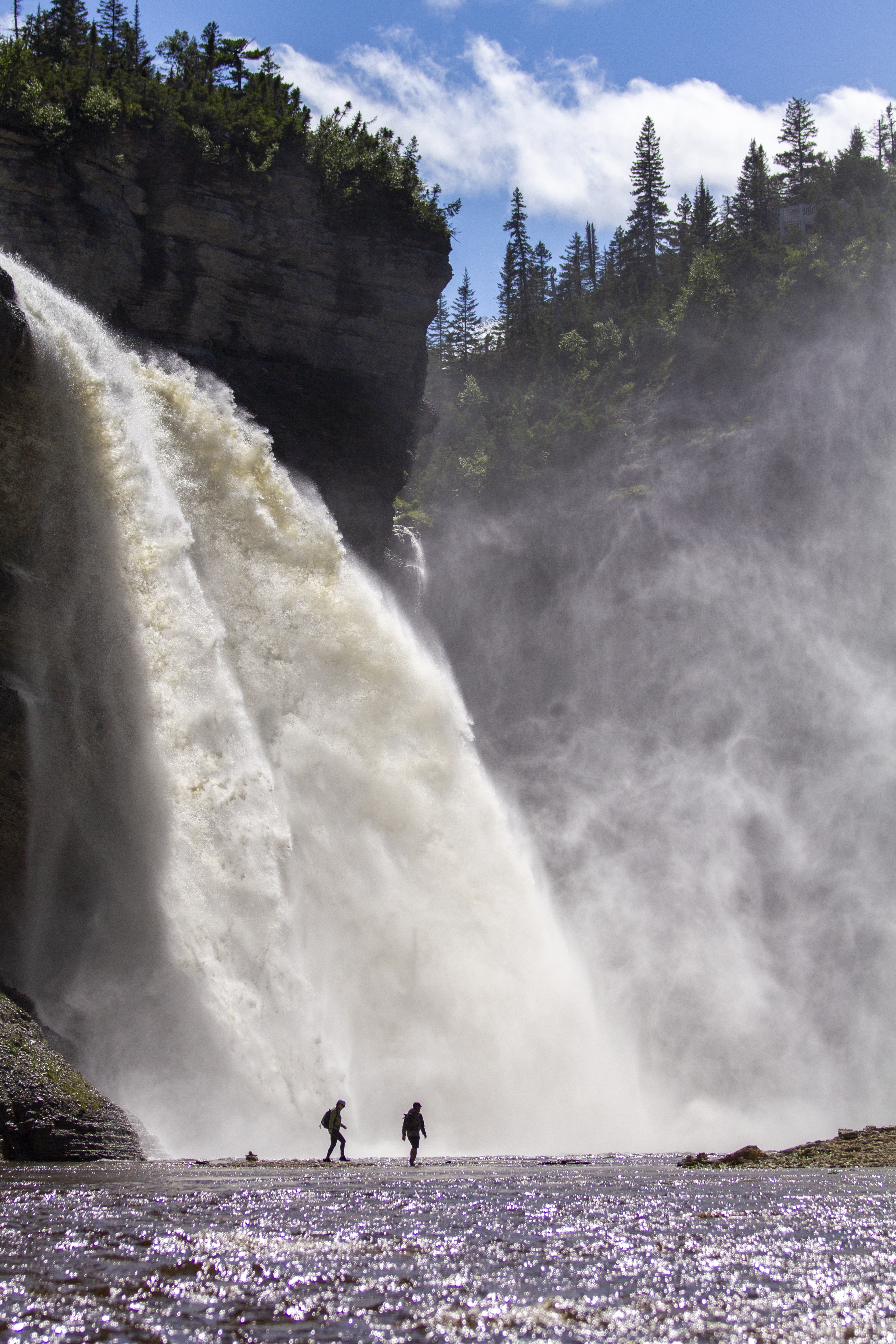 Il est possible de descendre dans le canyon pour observer la chute Vauréal dans toute sa grandeur. - Magazine Camper