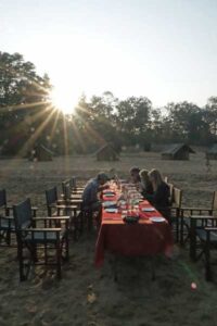 Souper en plein air au coucher de Soleil - Magazine Camper