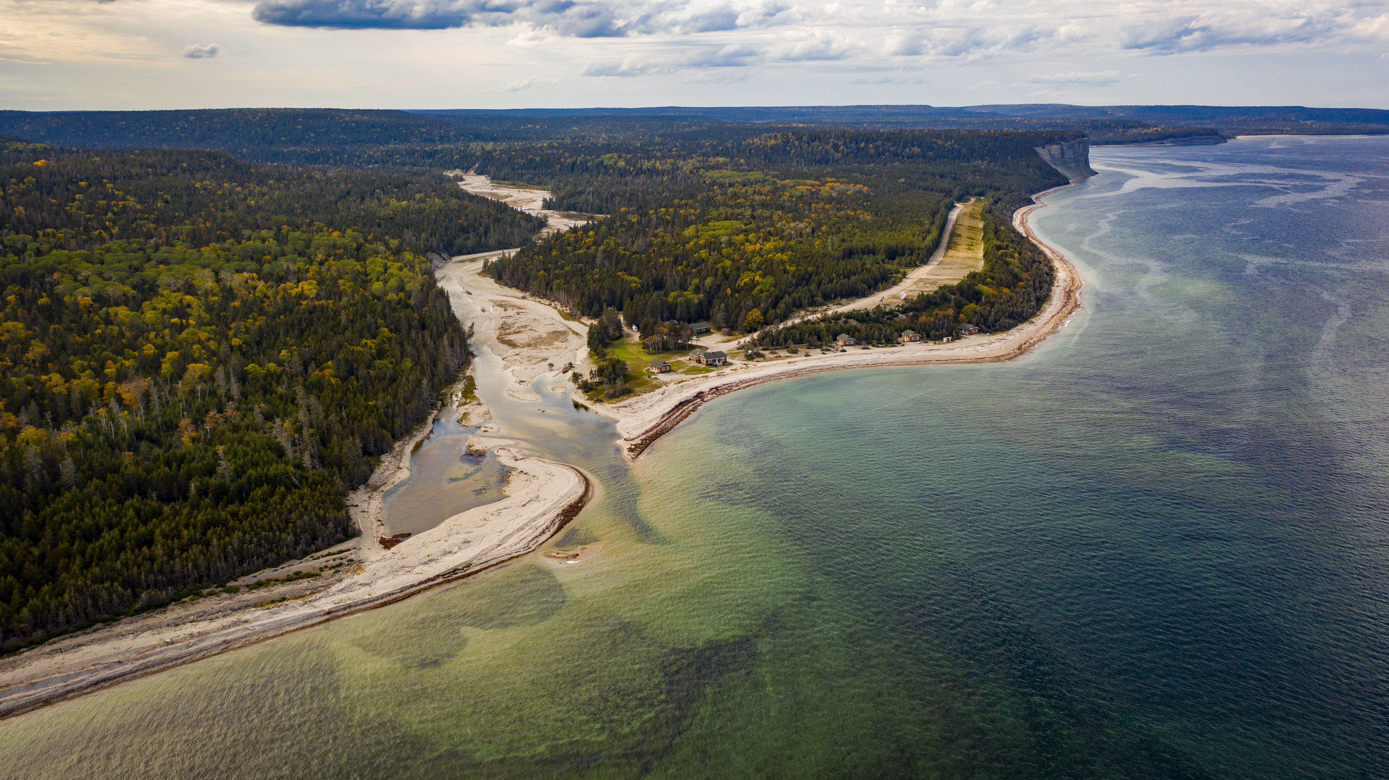 Vue aérienne de la côte de l'ile. - Magazine Camper