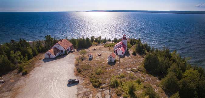 L'ile compte 108 lacs d'eau douce. Les possibilités de pratiquer des activités nautiques sont donc multiples. - Magazine Camper