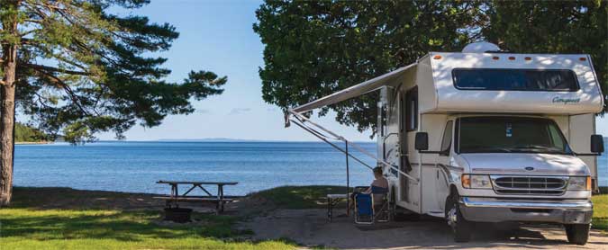 De nombreux emplacements de campings offrent d'imprenables vues sur l'eau. - Magazine Camper