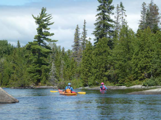 Un milieu idéal pour le kayak de mer et la planche à pagaie. - Magazine Camper