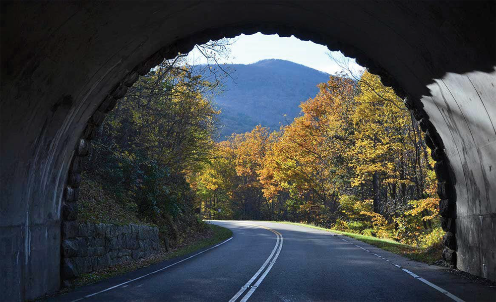 Bien que bucoliques, certains tunnels de la Skyline Drive et de la Blue Ridge Parkway ont une hauteur limitée, même au centre. - Magazine Camper