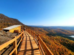 Des installations impressionnantes sur le sentier de la Tête-de-Chien. - Magazine Camper