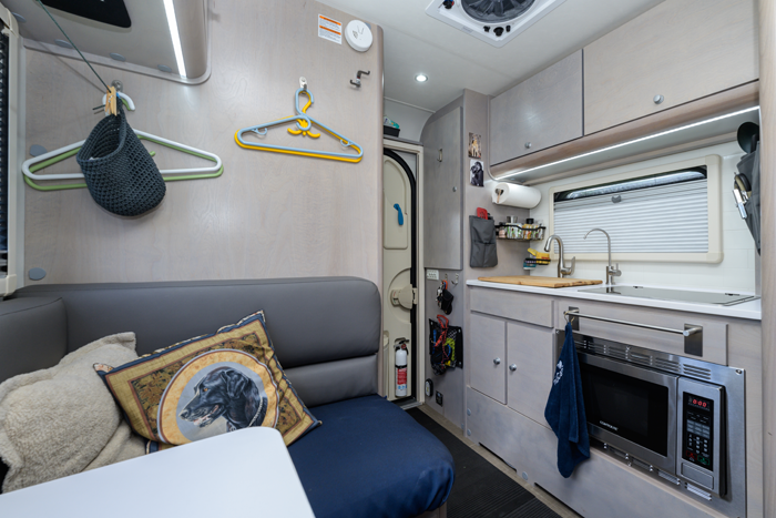 Deux personnes peuvent manger au coin-repas. - Magazine Camper