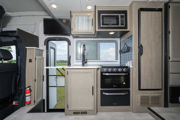 Les casseroles pourront être rangées dans le tiroir situé sous le four. - Magazine Camper