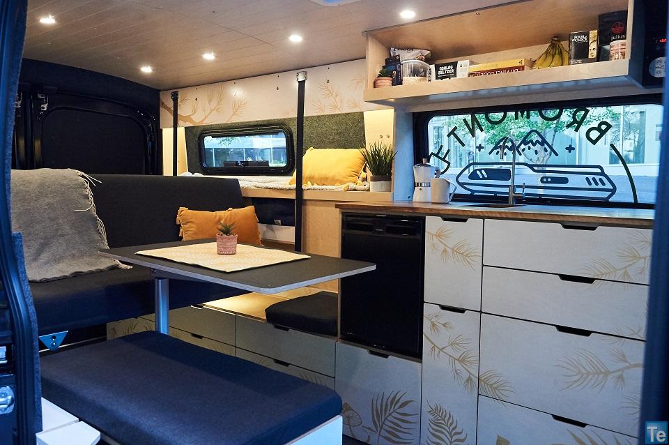 Le coin-repas, confortable et bien conçu. - Magazine Camper