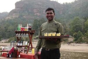 Grand service pour l'apéro au bord de la rivière Pachmarhi - Magazine Camper