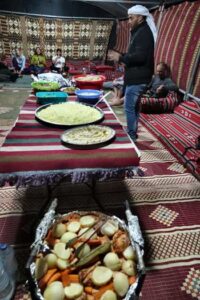 Jameel Al Hammadkeen en préparation du souper sous la grande tente. - Magazine Camper