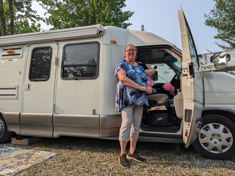 Nicole Morin, fière fondatrice du groupe Facebook Femmes en VR devant son VR de classe B, sa minimaison. Le groupe est né d’une idée toute simple, après un appel téléphonique d’une connaissance qui cherchait une personne pour l’accompagner dans un voyage. - Magazine Camper