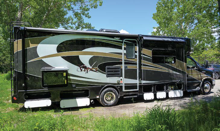 Remarquez le téléviseur, à l’arrière. - Magazine Camper